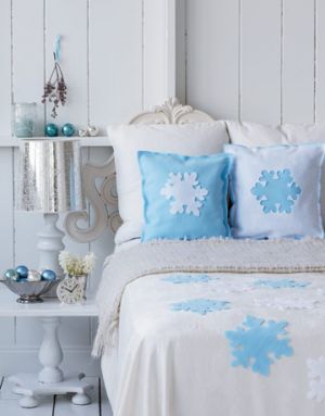 snowflake-bedding-Christmas interiors decor ideas - mylusciouslife.com.jpg